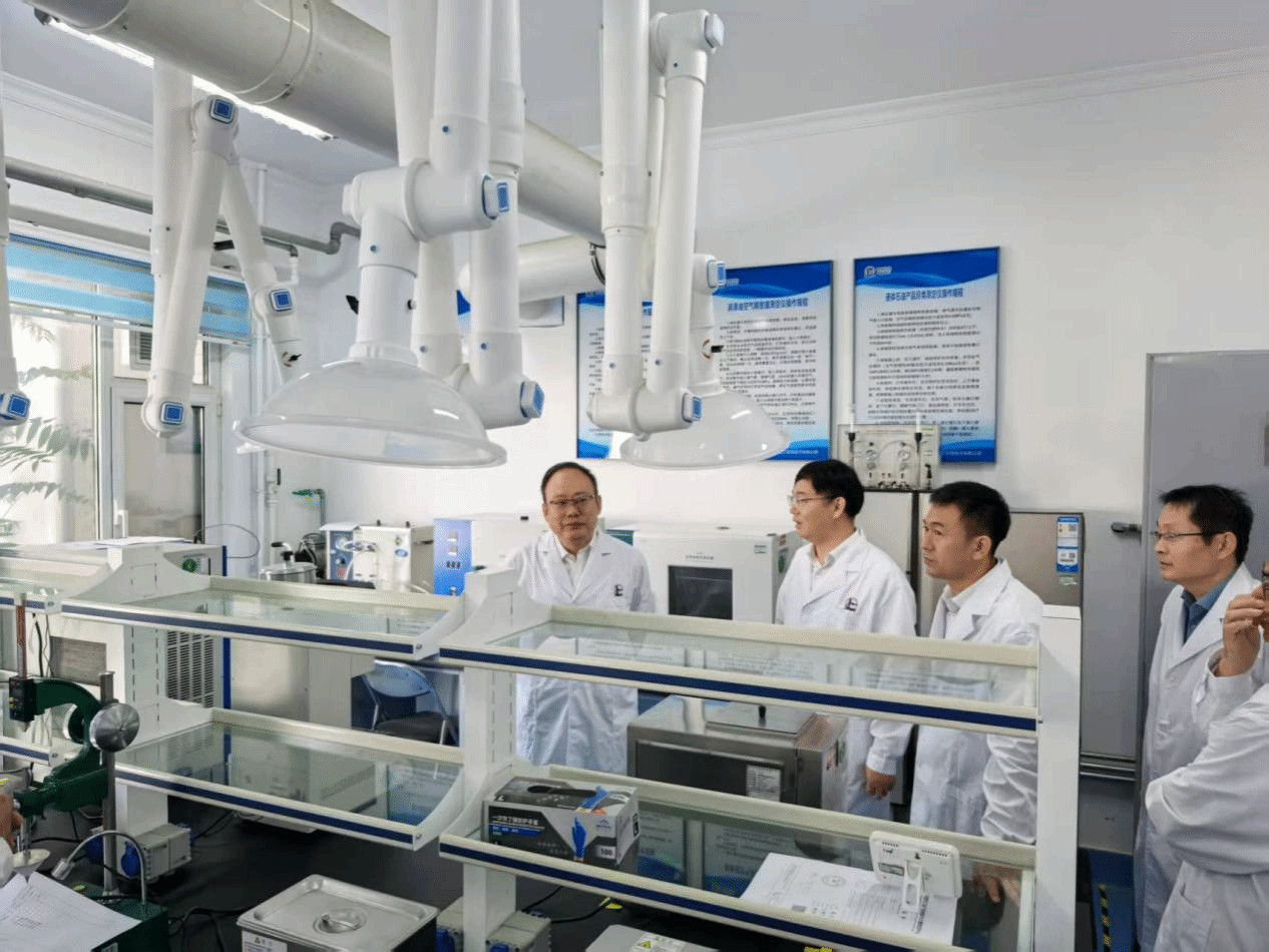 付曉飛書記帶隊走訪勝利油田化學品檢驗實驗室與校友基地，共促工程技術研發(fā)發(fā)展